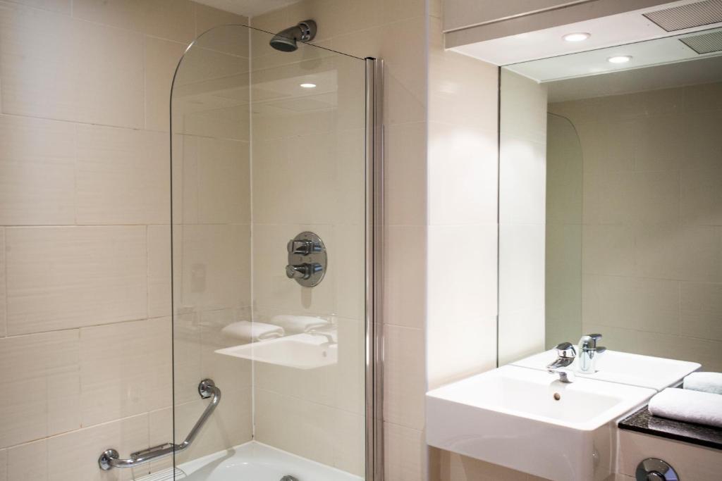 Standard Double Room Bathroom